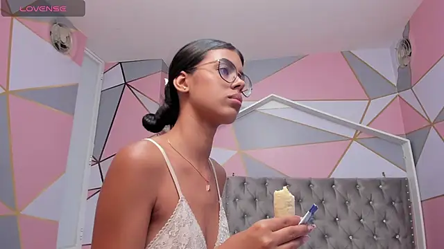Isa little4u online show from 02/06/25, 12:33