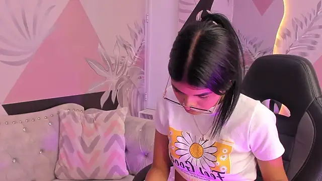 Isa little4u online show from 03/06/25, 01:57