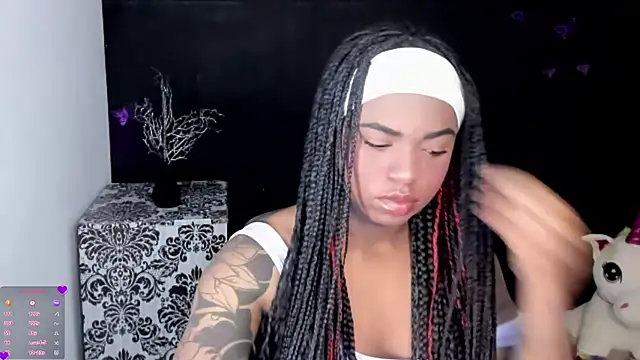 Snapshot of Marce_22 chatting on 11/15/25, 11:32 Marce 22 online show from 11/15/25, 11:32