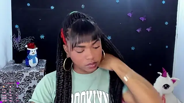 Snapshot of Marce_22 chatting on 11/16/25, 10:37 Marce 22 online show from 11/16/25, 10:37