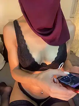 Snapshot of Beautiful_arab chatting on 01/04/25, 10:55 Beautiful arab online show from 01/04/25, 10:55
