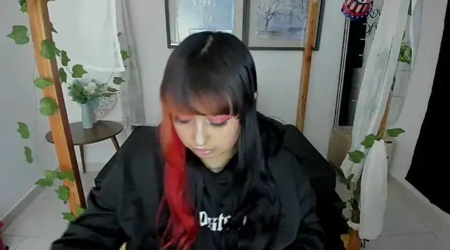 lussyevans24 online show from 01/05/25, 07:07