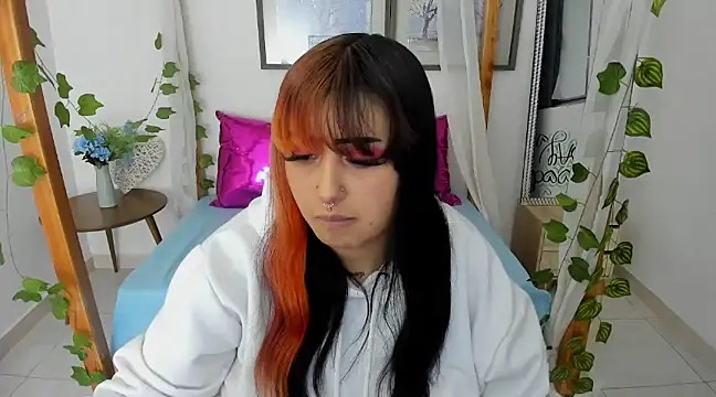 lussyevans24 online show from 02/05/25, 04:16