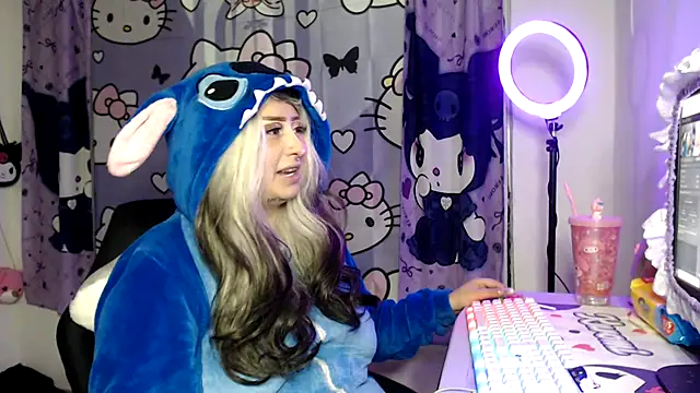 Snapshot of lussyevans24 chatting on 11/11/25, 03:50 lussyevans24 online show from 11/11/25, 03:50