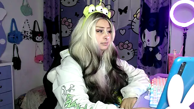 Snapshot of lussyevans24 chatting on 11/19/25, 03:50 lussyevans24 online show from 11/19/25, 03:50