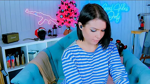 Snapshot of My_toys_pink chatting on 01/04/25, 10:13 My toys pink online show from 01/04/25, 10:13