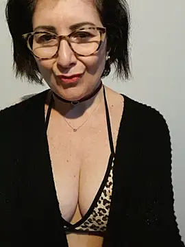 Snapshot of Viola8p chatting on 11/14/25, 03:00 Viola8p online show from 11/14/25, 03:00