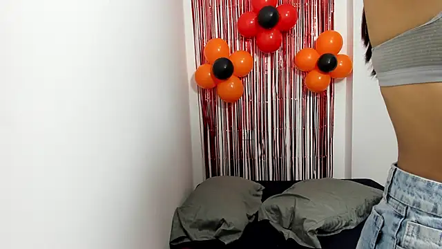 Snapshot of monse_02 chatting on 11/01/25, 01:02 monse 02 online show from 11/01/25, 01:02