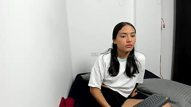 Snapshot of monse_02 chatting on 05/30/26, 03:42 monse 02 online show from 05/30/26, 03:42