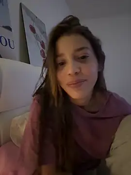 Snapshot of DanielaSaenz0 chatting on 09/20/25, 04:24 DanielaSaenz0 online show from 09/20/25, 04:24