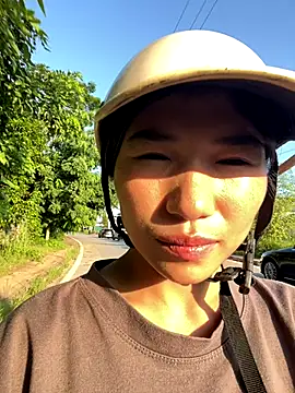 Snapshot of MinzHy chatting on 09/16/25, 10:05 MinzHy online show from 09/16/25, 10:05