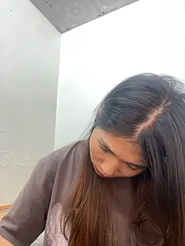 Snapshot of MinzHy chatting on 11/03/25, 10:27 MinzHy online show from 11/03/25, 10:27