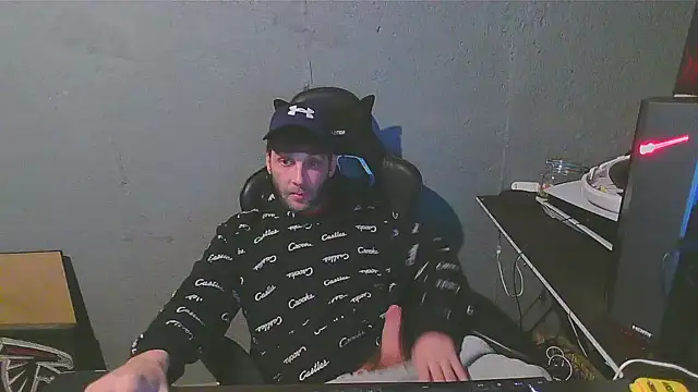 Snapshot of Superoz77 chatting on 12/28/24, 05:12 Superoz77 online show from 12/28/24, 05:12