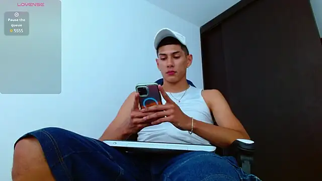 Snapshot of Valerio_20 chatting on 02/24/25, 07:52 Valerio 20 online show from 02/24/25, 07:52