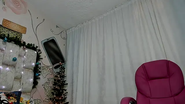EMMA SWEETT1 online show from 12/14/24, 12:23