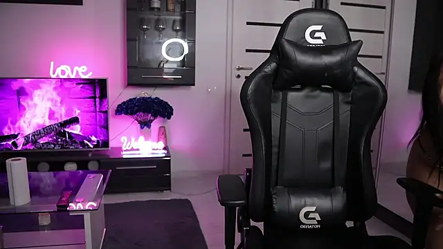 Snapshot of Beauty_Anne chatting on 11/21/25, 06:45 Beauty Anne online show from 11/21/25, 06:45