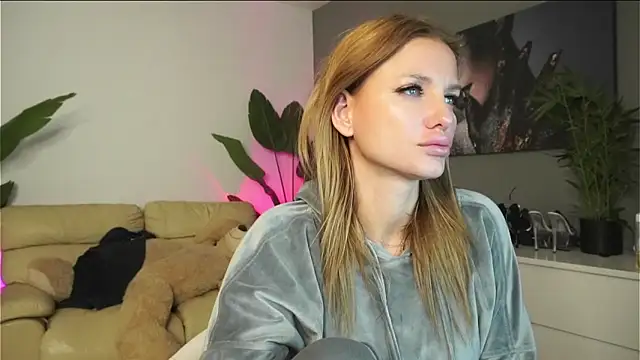 Snapshot of SweetBlondy35 chatting on 11/14/25, 05:55 SweetBlondy35 online show from 11/14/25, 05:55