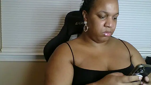 Snapshot of Badgirlbrittt chatting on 09/25/25, 12:03 Badgirlbrittt online show from 09/25/25, 12:03