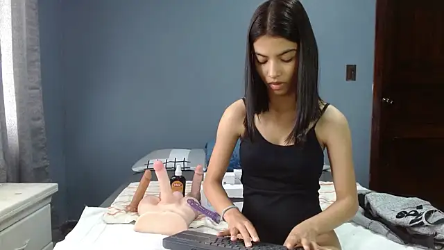 Snapshot of LiaOrtiz69 chatting on 12/10/24, 07:32 LiaOrtiz69 online show from 12/10/24, 07:32