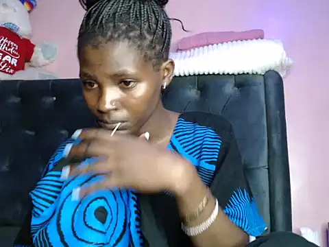 TrishaKalid online show from 12/03/24, 07:22