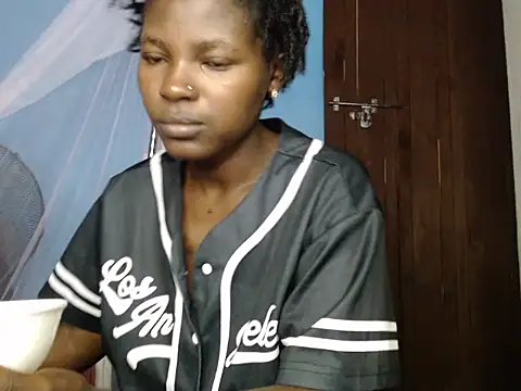 Snapshot of TrishaKalid chatting on 10/27/25, 08:18 TrishaKalid online show from 10/27/25, 08:18