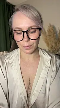 Snapshot of Charming_Daphny chatting on 05/21/26, 06:42 Charming Daphny online show from 05/21/26, 06:42
