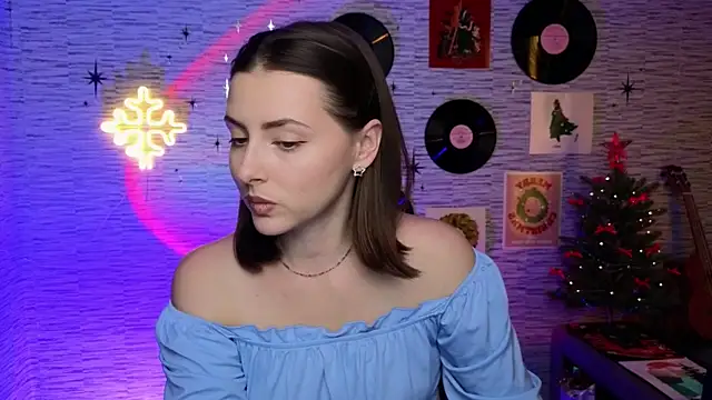 Snapshot of GloriaElmer chatting on 12/16/24, 05:11 GloriaElmer online show from 12/16/24, 05:11