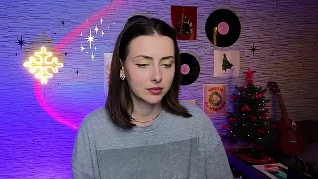 Snapshot of GloriaElmer chatting on 12/17/24, 06:02 GloriaElmer online show from 12/17/24, 06:02