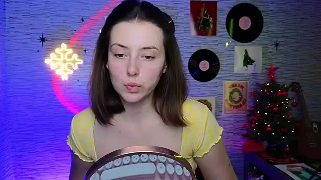 Snapshot of GloriaElmer chatting on 12/18/24, 02:28 GloriaElmer online show from 12/18/24, 02:28