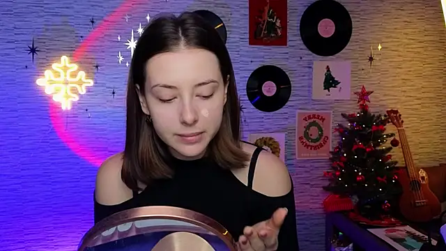 Snapshot of GloriaElmer chatting on 12/19/24, 06:12 GloriaElmer online show from 12/19/24, 06:12