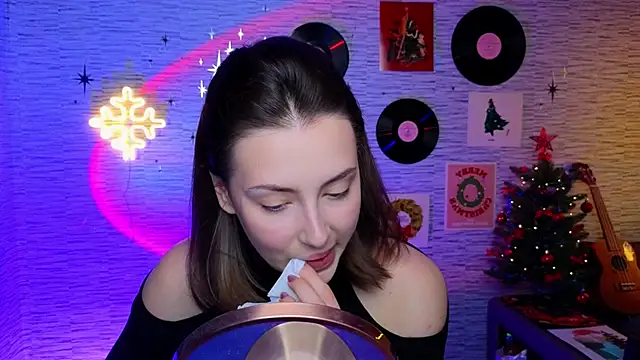 Snapshot of GloriaElmer chatting on 12/23/24, 02:17 GloriaElmer online show from 12/23/24, 02:17