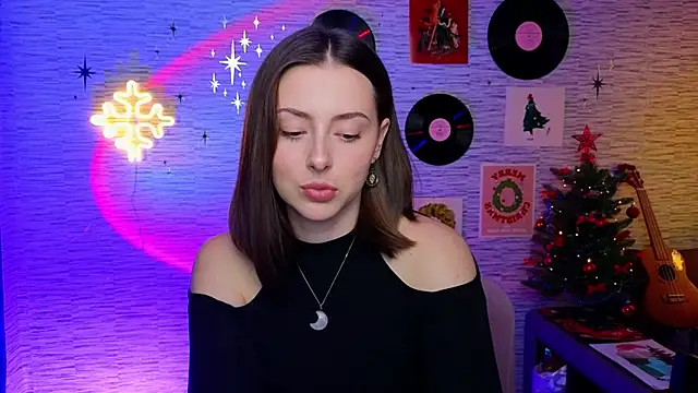 Snapshot of GloriaElmer chatting on 12/23/24, 05:22 GloriaElmer online show from 12/23/24, 05:22