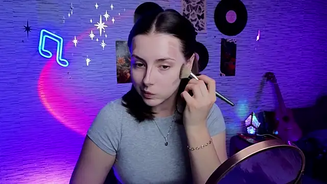 Snapshot of GloriaElmer chatting on 03/17/25, 05:27 GloriaElmer online show from 03/17/25, 05:27