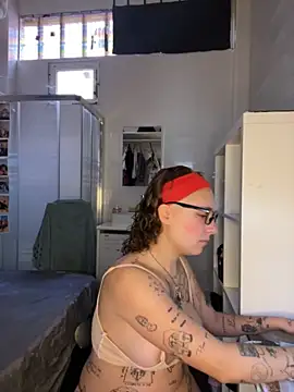 Snapshot of Hawitxui chatting on 10/12/25, 10:47 Hawitxui online show from 10/12/25, 10:47