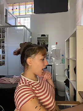 Snapshot of Hawitxui chatting on 10/24/25, 12:12 Hawitxui online show from 10/24/25, 12:12