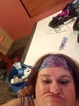 Snapshot of mcv131985 chatting on 10/17/25, 04:15 mcv131985 online show from 10/17/25, 04:15