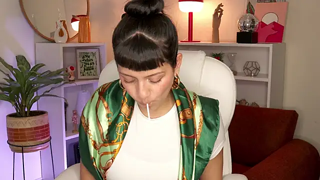 nahiapaws online show from 10/09/25, 07:34