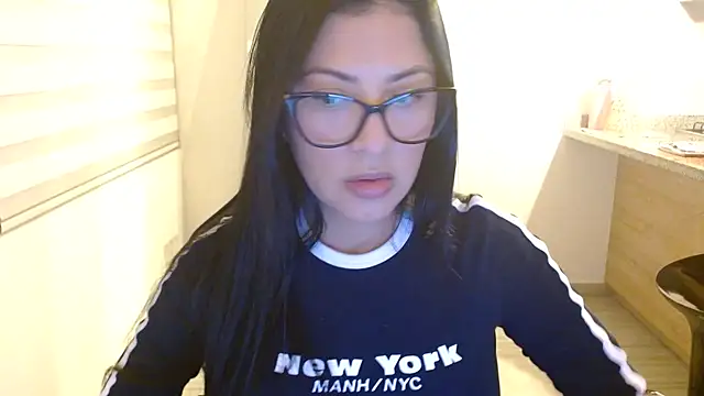 Snapshot of Charlotte_cute18 chatting on 12/13/25, 11:32 Charlotte cute18 online show from 12/13/25, 11:32