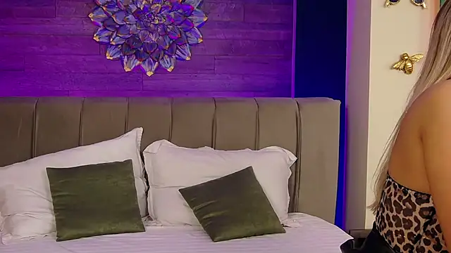 Snapshot of LoraDevine chatting on 09/19/25, 07:25 LoraDevine online show from 09/19/25, 07:25