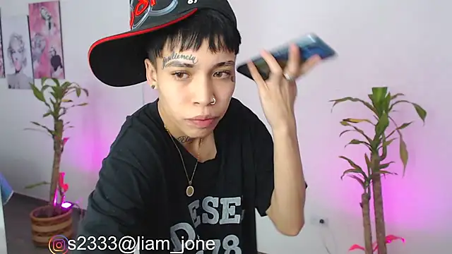Snapshot of Jonesliam23 chatting on 12/18/24, 07:19 Jonesliam23 online show from 12/18/24, 07:19