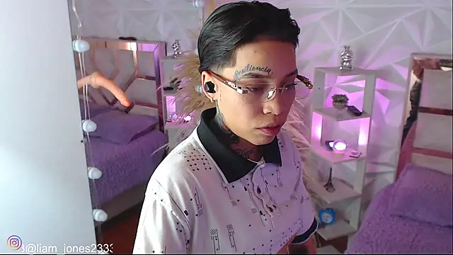 Jonesliam23 online show from 10/22/25, 07:13