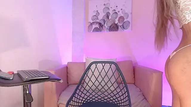 Snapshot of LittleButterfly19 chatting on 01/18/25, 04:37 LittleButterfly19 online show from 01/18/25, 04:37