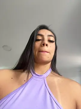 Snapshot of LauraCadwell chatting on 12/17/25, 12:44 LauraCadwell online show from 12/17/25, 12:44