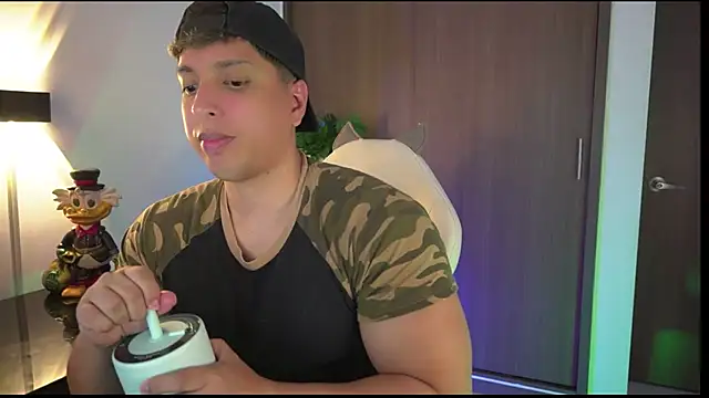 Snapshot of appolo_allen chatting on 10/26/25, 05:24 appolo allen online show from 10/26/25, 05:24