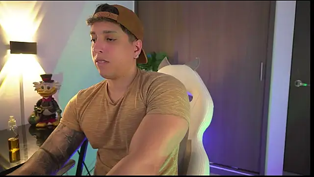 Snapshot of appolo_allen chatting on 10/31/25, 05:41 appolo allen online show from 10/31/25, 05:41