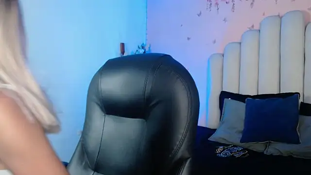 Snapshot of peyton_golden1 chatting on 09/28/25, 03:34 peyton golden1 online show from 09/28/25, 03:34