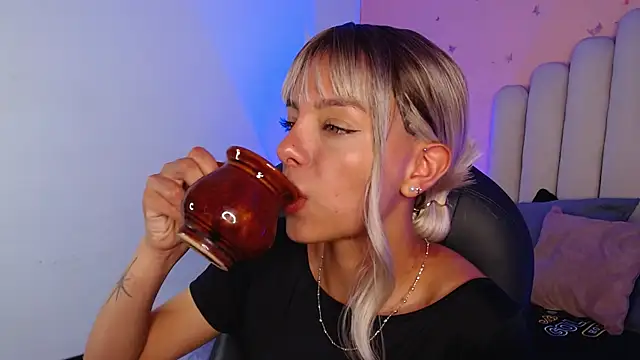 Snapshot of peyton_golden1 chatting on 10/02/25, 03:35 peyton golden1 online show from 10/02/25, 03:35