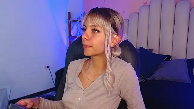 Snapshot of peyton_golden1 chatting on 10/05/25, 03:38 peyton golden1 online show from 10/05/25, 03:38