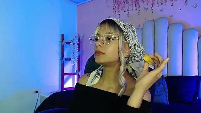 Snapshot of peyton_golden1 chatting on 10/15/25, 03:28 peyton golden1 online show from 10/15/25, 03:28