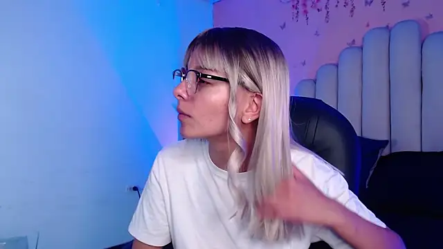 Snapshot of peyton_golden1 chatting on 10/17/25, 03:20 peyton golden1 online show from 10/17/25, 03:20